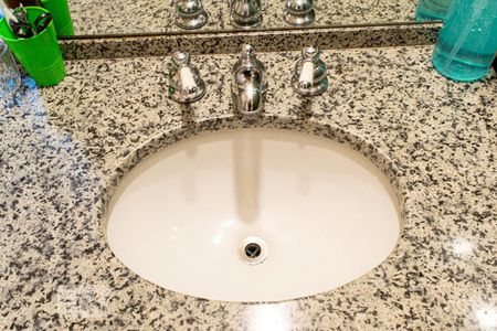 Casa à venda com 404m², 4 quartos e 6 vagasDetalhe do banheiro da suíte 2