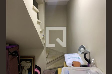 Casa à venda com 140m², 3 quartos e sem vaga Casa à venda com 140m², 3 quartos e sem vagaEscada