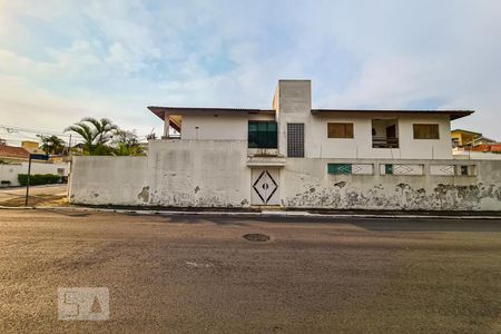 Casa à venda com 340m², 4 quartos e 6 vagasFachada