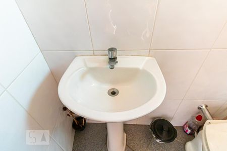 Casa à venda com 340m², 4 quartos e 6 vagasPia do Banheiro de Serviço