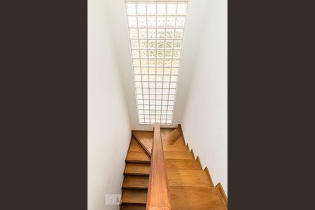 Casa à venda com 340m², 4 quartos e 6 vagasEscada