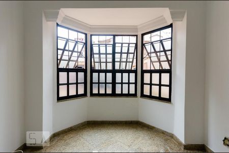 Detalhe janela bay window de casa para alugar com 2 quartos, 200m² em Pompéia, Santos