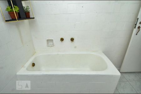 Apartamento à venda com 95m², 2 quartos e sem vaga Apartamento à venda com 95m², 2 quartos e sem vagaBanheiro