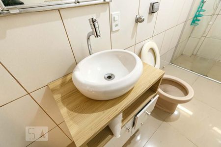 Banheiro de apartamento para alugar com 1 quarto, 74m² em Medianeira, Porto Alegre