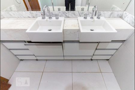 Casa à venda com 350m², 4 quartos e 4 vagasBanheiro da Suíte 3