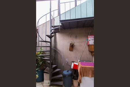 Casa à venda com 100m², 3 quartos e 2 vagas Casa à venda com 100m², 3 quartos e 2 vagasEscada