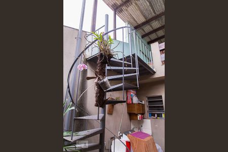 Casa à venda com 100m², 3 quartos e 2 vagas Casa à venda com 100m², 3 quartos e 2 vagasEscada