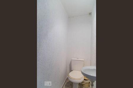 Casa à venda com 100m², 3 quartos e 2 vagas Casa à venda com 100m², 3 quartos e 2 vagasBanheiro do subsolo