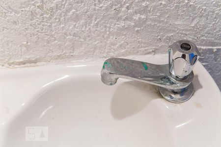 Casa à venda com 100m², 3 quartos e 2 vagas Casa à venda com 100m², 3 quartos e 2 vagasBanheiro do subsolo - Torneira