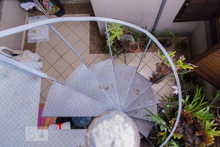 Casa à venda com 100m², 3 quartos e 2 vagas Casa à venda com 100m², 3 quartos e 2 vagasEscada