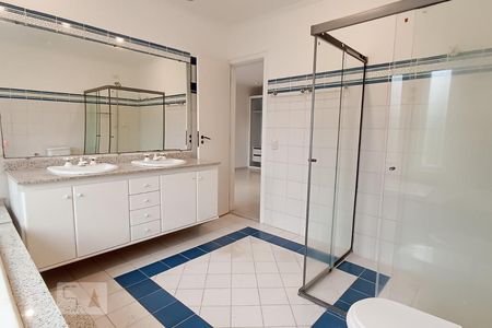 Casa de condomínio à venda com 375m², 3 quartos e 4 vagas Casa de condomínio à venda com 375m², 3 quartos e 4 vagasBanheiro da suíte 3