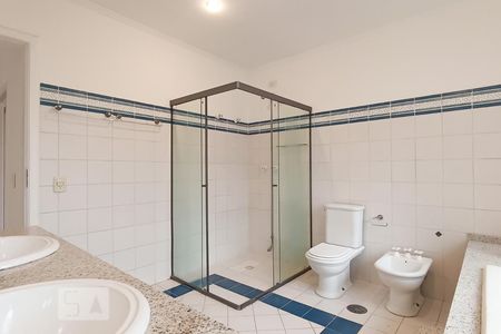 Casa de condomínio à venda com 375m², 3 quartos e 4 vagas Casa de condomínio à venda com 375m², 3 quartos e 4 vagasBanheiro da suíte 3