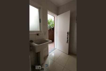 Casa de condomínio à venda com 375m², 3 quartos e 4 vagas Casa de condomínio à venda com 375m², 3 quartos e 4 vagasÁrea de serviço