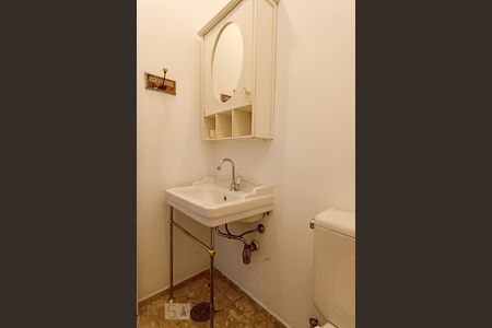 Casa de condomínio à venda com 375m², 3 quartos e 4 vagas Casa de condomínio à venda com 375m², 3 quartos e 4 vagasLavabo