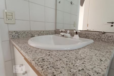 Casa de condomínio à venda com 375m², 3 quartos e 4 vagas Casa de condomínio à venda com 375m², 3 quartos e 4 vagasDetalhe banheiro da suíte 2 - Pia