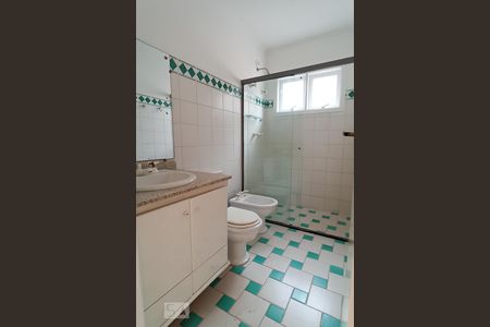 Casa de condomínio à venda com 375m², 3 quartos e 4 vagas Casa de condomínio à venda com 375m², 3 quartos e 4 vagasBanheiro da suíte 2