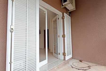 Casa de condomínio à venda com 375m², 3 quartos e 4 vagas Casa de condomínio à venda com 375m², 3 quartos e 4 vagasVaranda da suíte 3