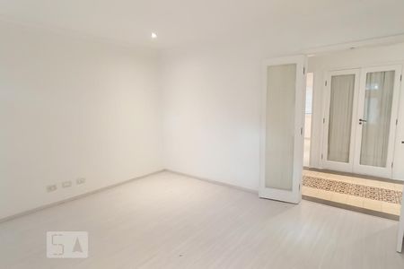 Casa de condomínio à venda com 375m², 3 quartos e 4 vagas Casa de condomínio à venda com 375m², 3 quartos e 4 vagasSala de TV