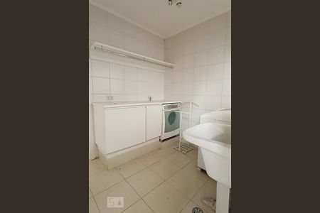 Casa de condomínio à venda com 375m², 3 quartos e 4 vagas Casa de condomínio à venda com 375m², 3 quartos e 4 vagasÁrea de serviço