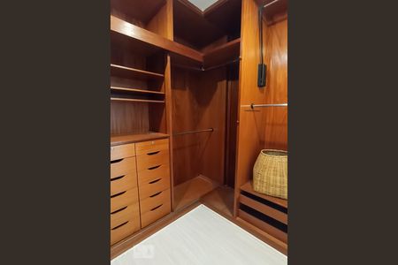 Casa de condomínio à venda com 375m², 3 quartos e 4 vagas Casa de condomínio à venda com 375m², 3 quartos e 4 vagasCloset da suíte 3