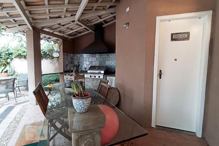 Casa de condomínio à venda com 375m², 3 quartos e 4 vagas Casa de condomínio à venda com 375m², 3 quartos e 4 vagasPiscina e área gourmet