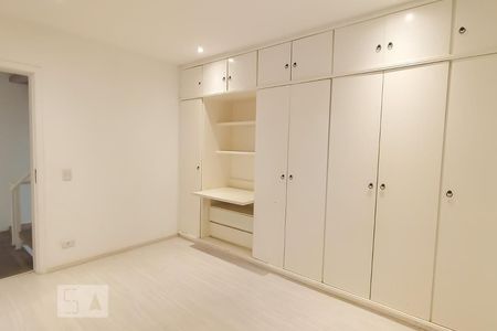 Casa de condomínio à venda com 375m², 3 quartos e 4 vagas Casa de condomínio à venda com 375m², 3 quartos e 4 vagasSuíte