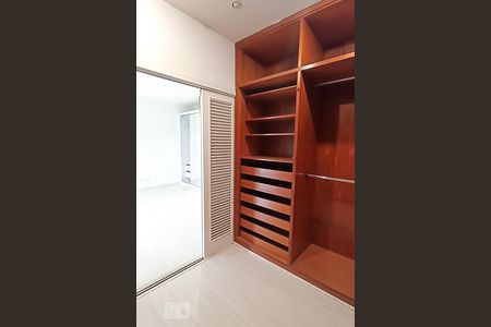 Casa de condomínio à venda com 375m², 3 quartos e 4 vagas Casa de condomínio à venda com 375m², 3 quartos e 4 vagasCloset da suíte 3