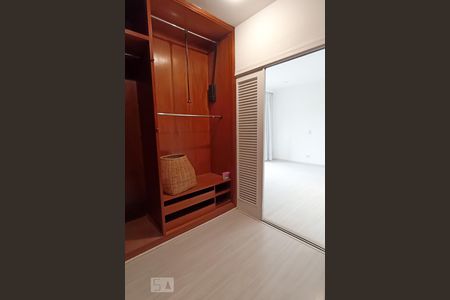 Casa de condomínio à venda com 375m², 3 quartos e 4 vagas Casa de condomínio à venda com 375m², 3 quartos e 4 vagasCloset da suíte 3