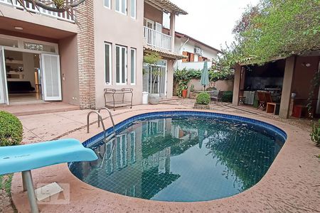 Casa de condomínio à venda com 375m², 3 quartos e 4 vagas Casa de condomínio à venda com 375m², 3 quartos e 4 vagasPiscina e área gourmet