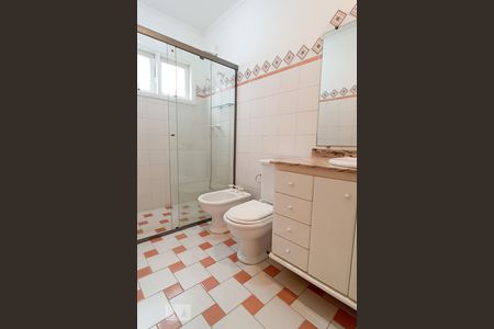 Casa de condomínio à venda com 375m², 3 quartos e 4 vagas Casa de condomínio à venda com 375m², 3 quartos e 4 vagasBanheiro da suíte