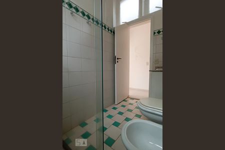 Casa de condomínio à venda com 375m², 3 quartos e 4 vagas Casa de condomínio à venda com 375m², 3 quartos e 4 vagasBanheiro da suíte 2