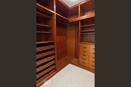 Casa de condomínio à venda com 375m², 3 quartos e 4 vagas Casa de condomínio à venda com 375m², 3 quartos e 4 vagasCloset da suíte 3