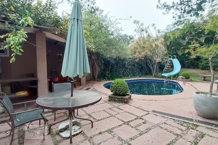 Casa de condomínio à venda com 375m², 3 quartos e 4 vagas Casa de condomínio à venda com 375m², 3 quartos e 4 vagasPiscina e área gourmet