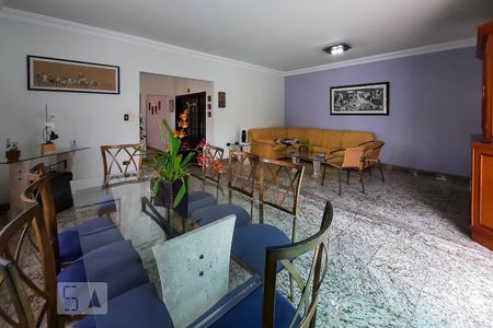 Casa à venda com 350m², 4 quartos e 3 vagas Casa à venda com 350m², 4 quartos e 3 vagasSala