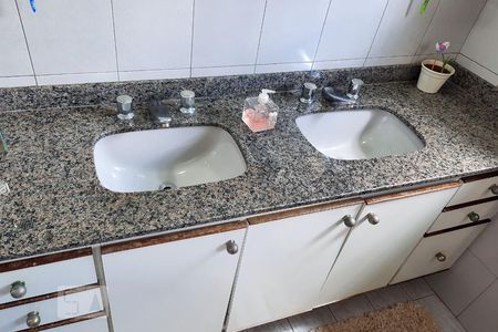 Casa à venda com 350m², 4 quartos e 3 vagas Casa à venda com 350m², 4 quartos e 3 vagasBanheiro da Suíte 1