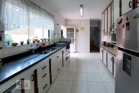 Casa à venda com 350m², 4 quartos e 3 vagas Casa à venda com 350m², 4 quartos e 3 vagasCozinha