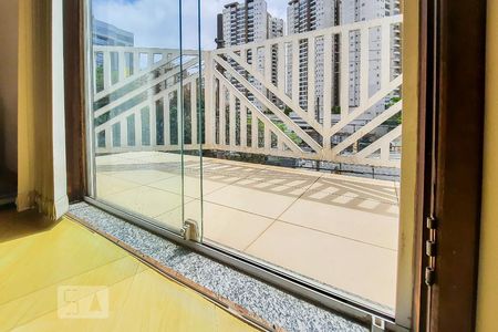 Casa à venda com 350m², 4 quartos e 3 vagas Casa à venda com 350m², 4 quartos e 3 vagasVaranda da Suíte 1