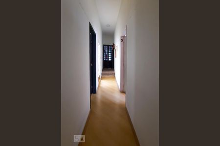 Casa à venda com 350m², 4 quartos e 3 vagas Casa à venda com 350m², 4 quartos e 3 vagasCorredor