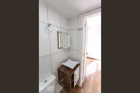 Banheiro de kitnet/studio para alugar com 1 quarto, 30m² em Partenon, Porto Alegre