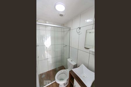 Banheiro de kitnet/studio para alugar com 1 quarto, 30m² em Partenon, Porto Alegre