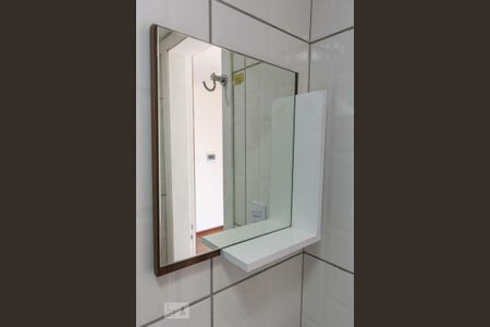 Banheiro de kitnet/studio para alugar com 1 quarto, 30m² em Partenon, Porto Alegre
