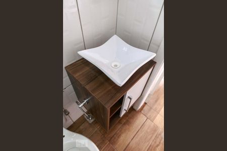 Banheiro de kitnet/studio para alugar com 1 quarto, 30m² em Partenon, Porto Alegre