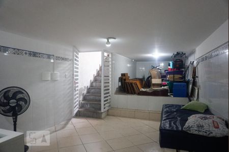 Casa à venda com 200m², 3 quartos e 3 vagas Casa à venda com 200m², 3 quartos e 3 vagasSalão subsolo
