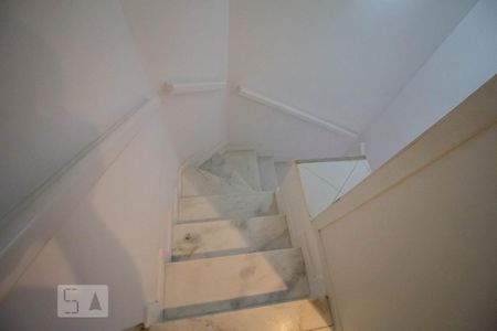 Apartamento para alugar com 100m², 2 quartos e 1 vaga Apartamento para alugar com 100m², 2 quartos e 1 vagaEscada