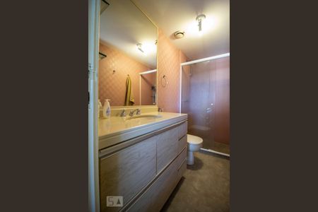 Apartamento para alugar com 100m², 2 quartos e 1 vaga Apartamento para alugar com 100m², 2 quartos e 1 vagaBanheiro da Suíte