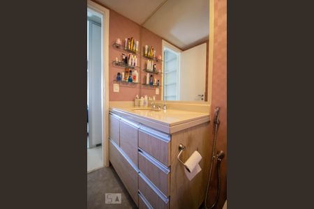 Apartamento para alugar com 100m², 2 quartos e 1 vaga Apartamento para alugar com 100m², 2 quartos e 1 vagaBanheiro da Suíte