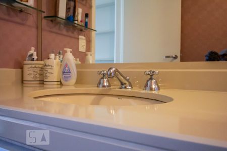 Apartamento para alugar com 100m², 2 quartos e 1 vaga Apartamento para alugar com 100m², 2 quartos e 1 vagaBanheiro da Suíte