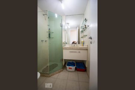 Apartamento para alugar com 100m², 2 quartos e 1 vaga Apartamento para alugar com 100m², 2 quartos e 1 vagaBanheiro Corredor