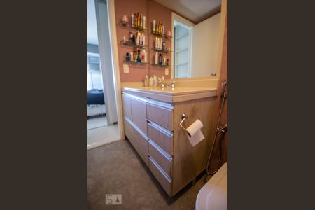 Apartamento para alugar com 100m², 2 quartos e 1 vaga Apartamento para alugar com 100m², 2 quartos e 1 vagaBanheiro da Suíte