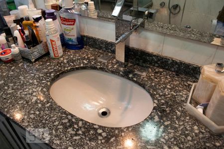 Casa à venda com 347m², 3 quartos e 6 vagasBANHEIRO QUARTO 1